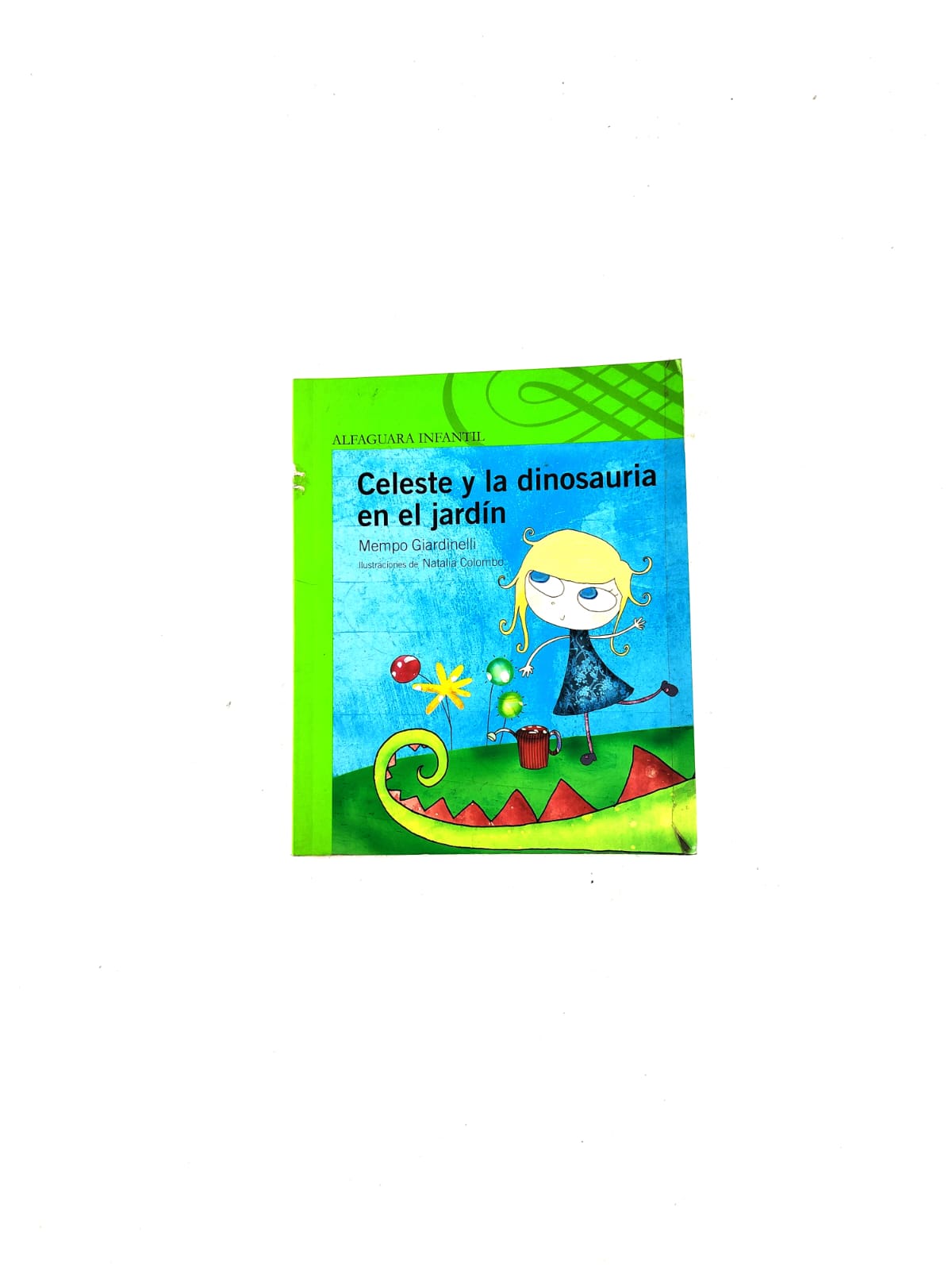 Celeste y la dinosauria en el jardin