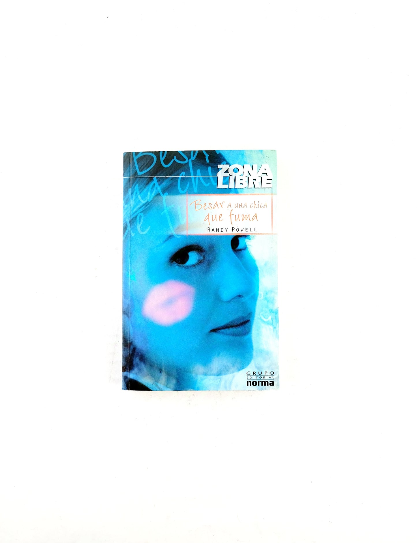 Besar a una chica que fuma