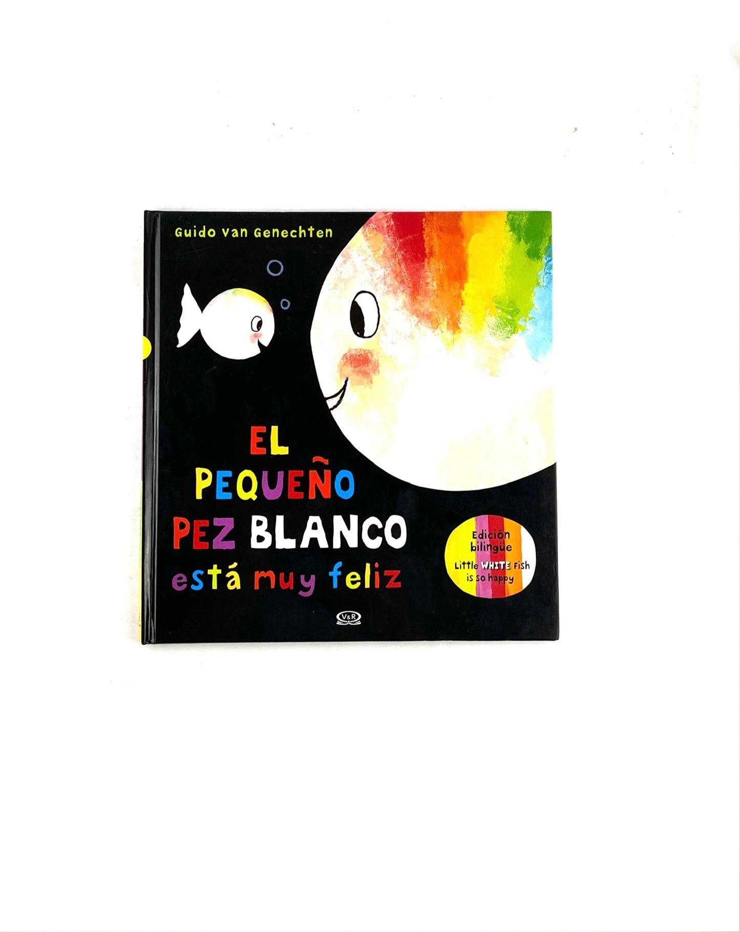 El pequeño pez blanco está muy feliz