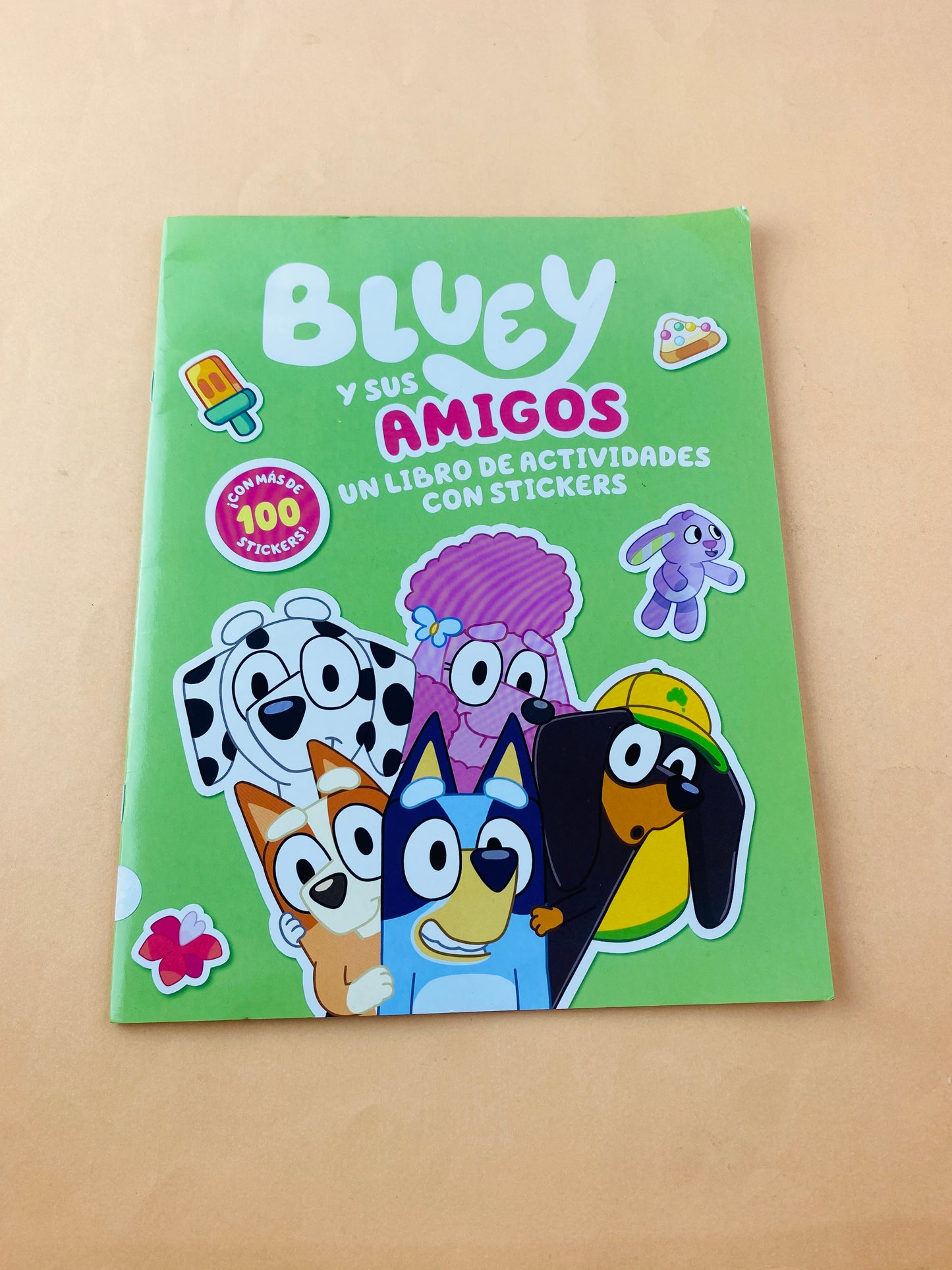 Bluey y sus amigos un libro de actividades con stickers