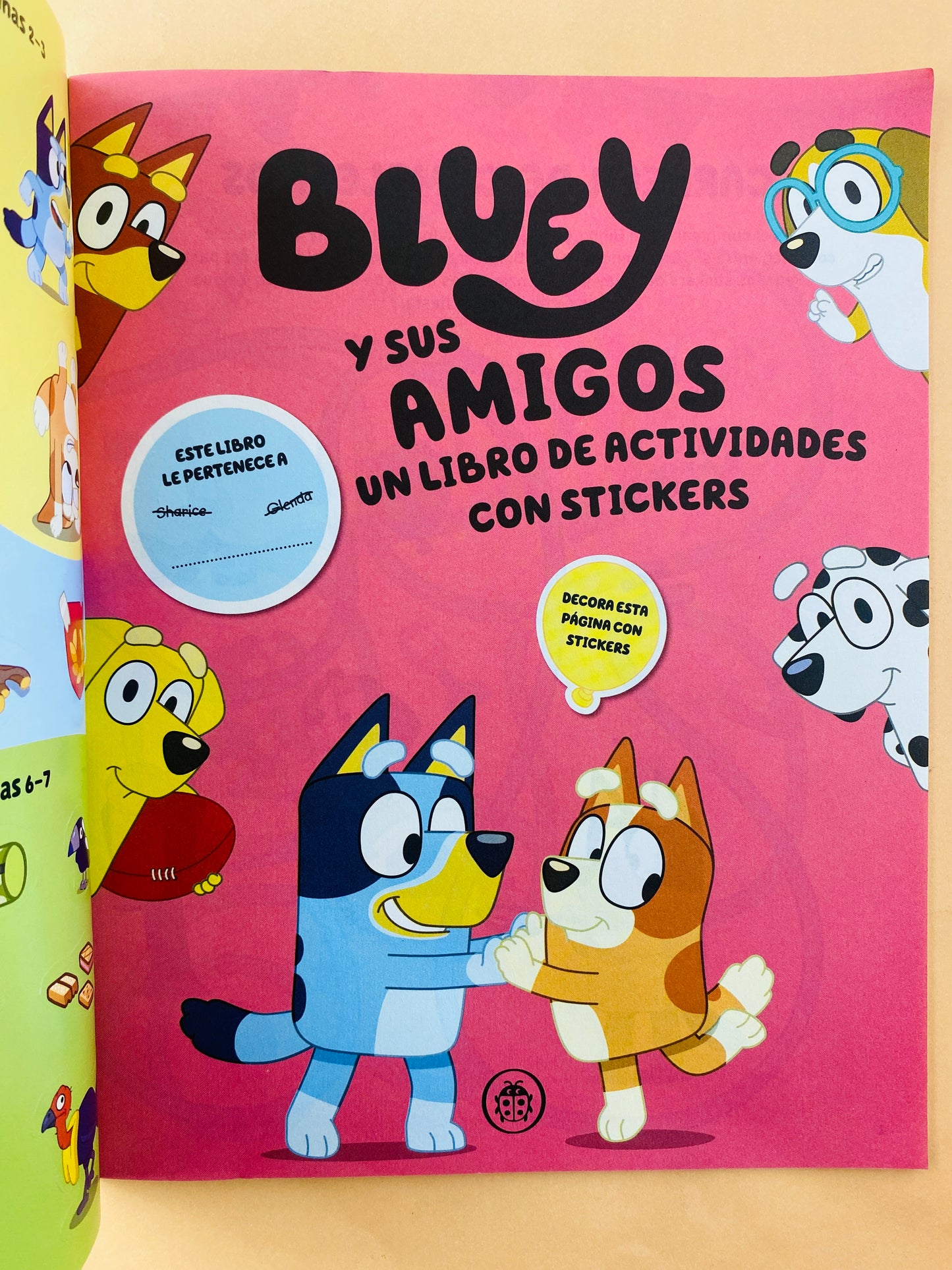 Bluey y sus amigos un libro de actividades con stickers