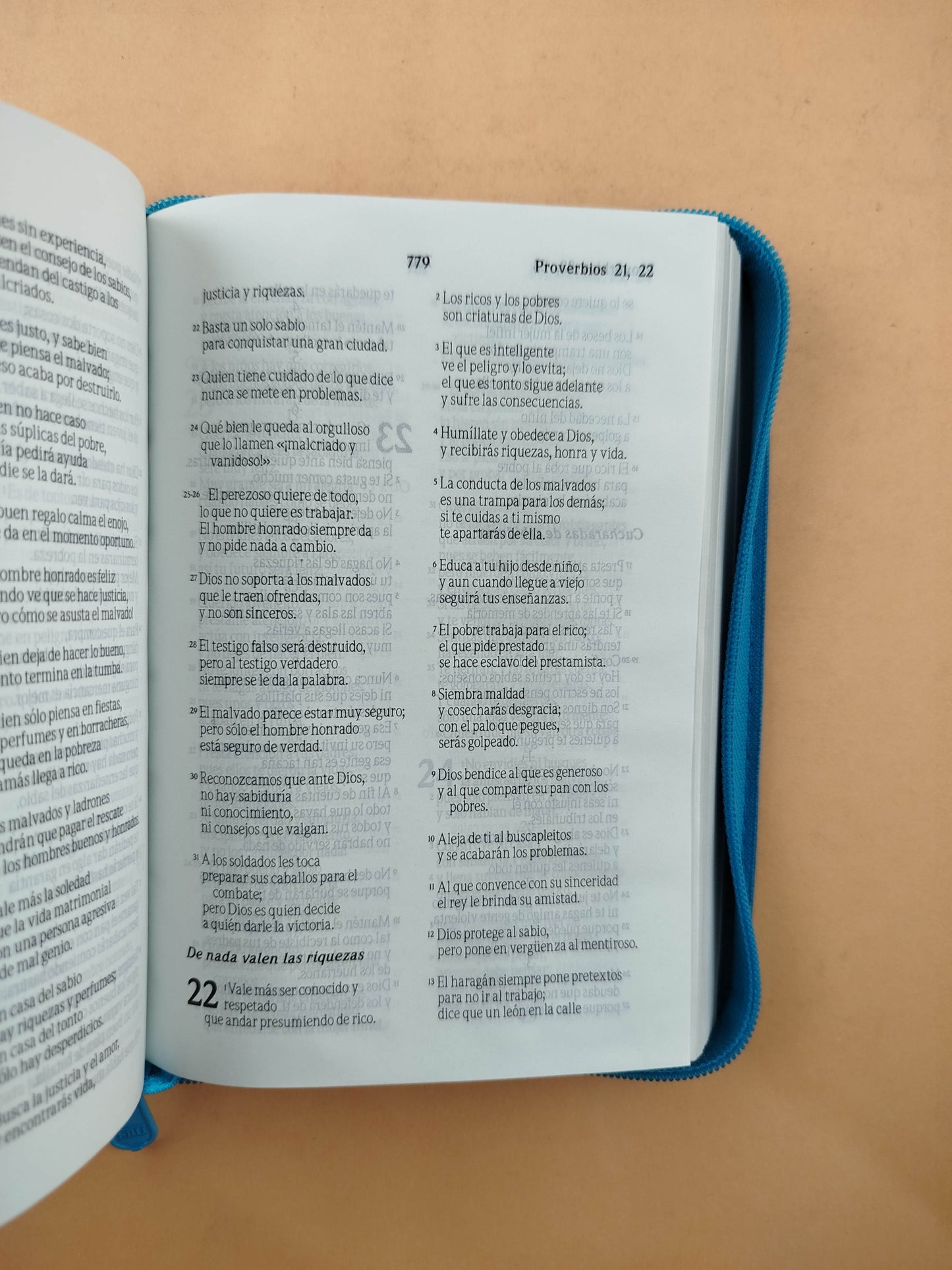 Biblia tla aguamarina con cierre