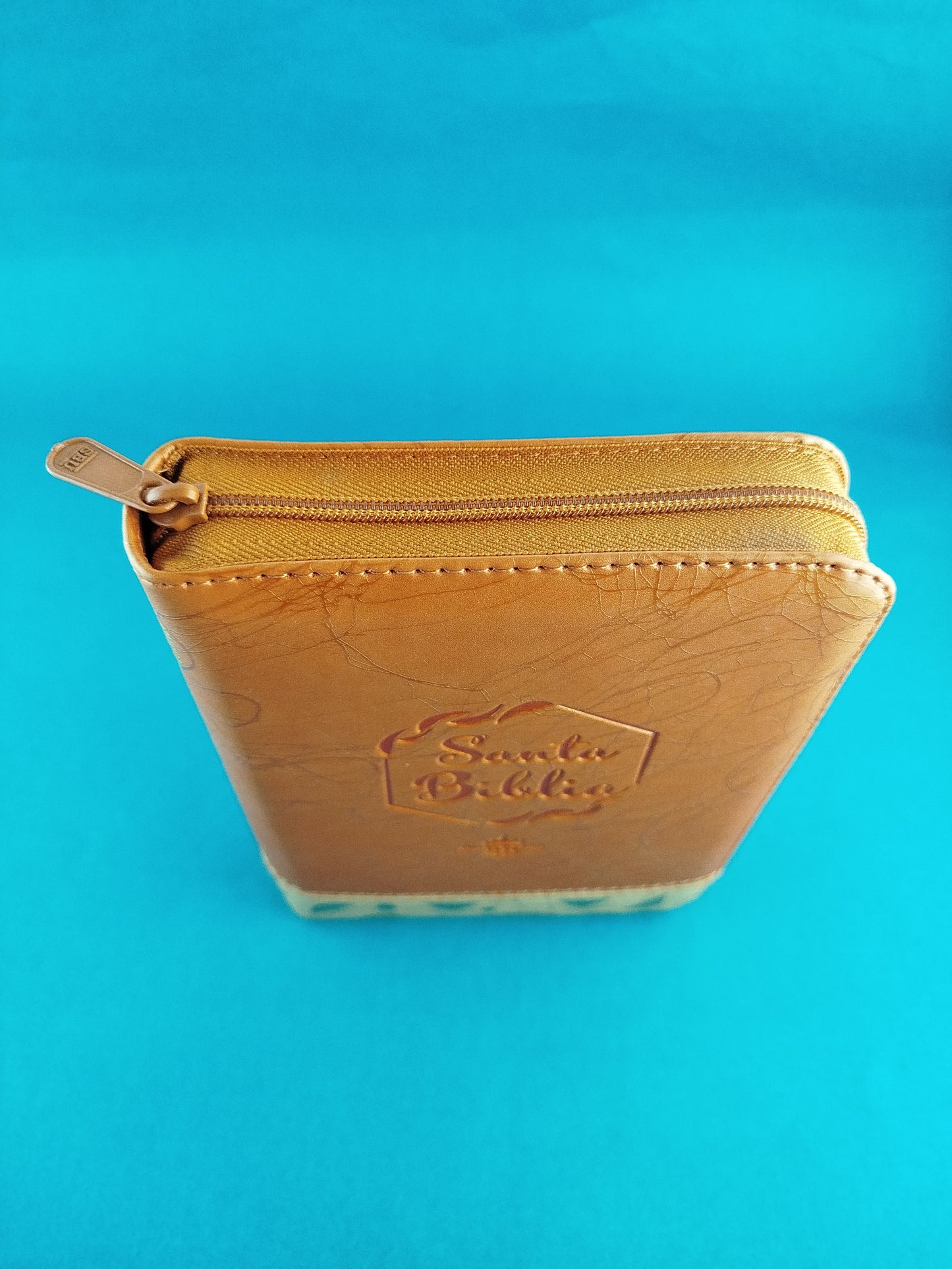 Biblia troquelada naranja beige borde dorado