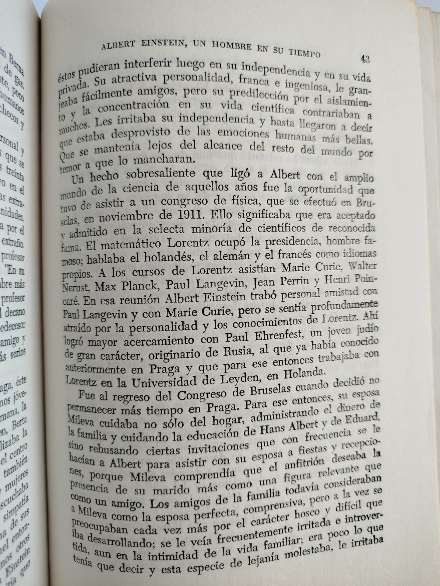 Un hombre en su tiempo by Albert Einstein