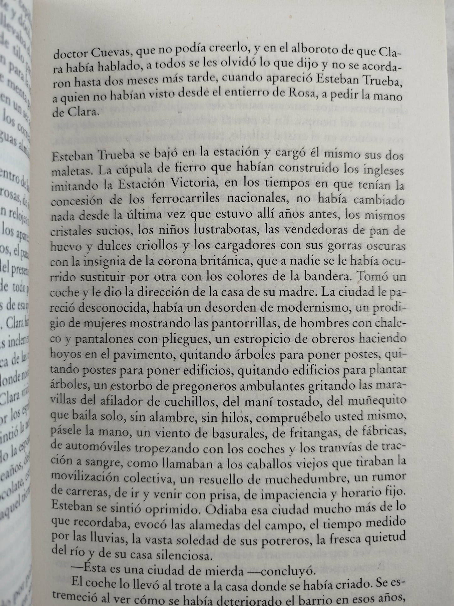 La casa de los espíritus by Isabel Allende