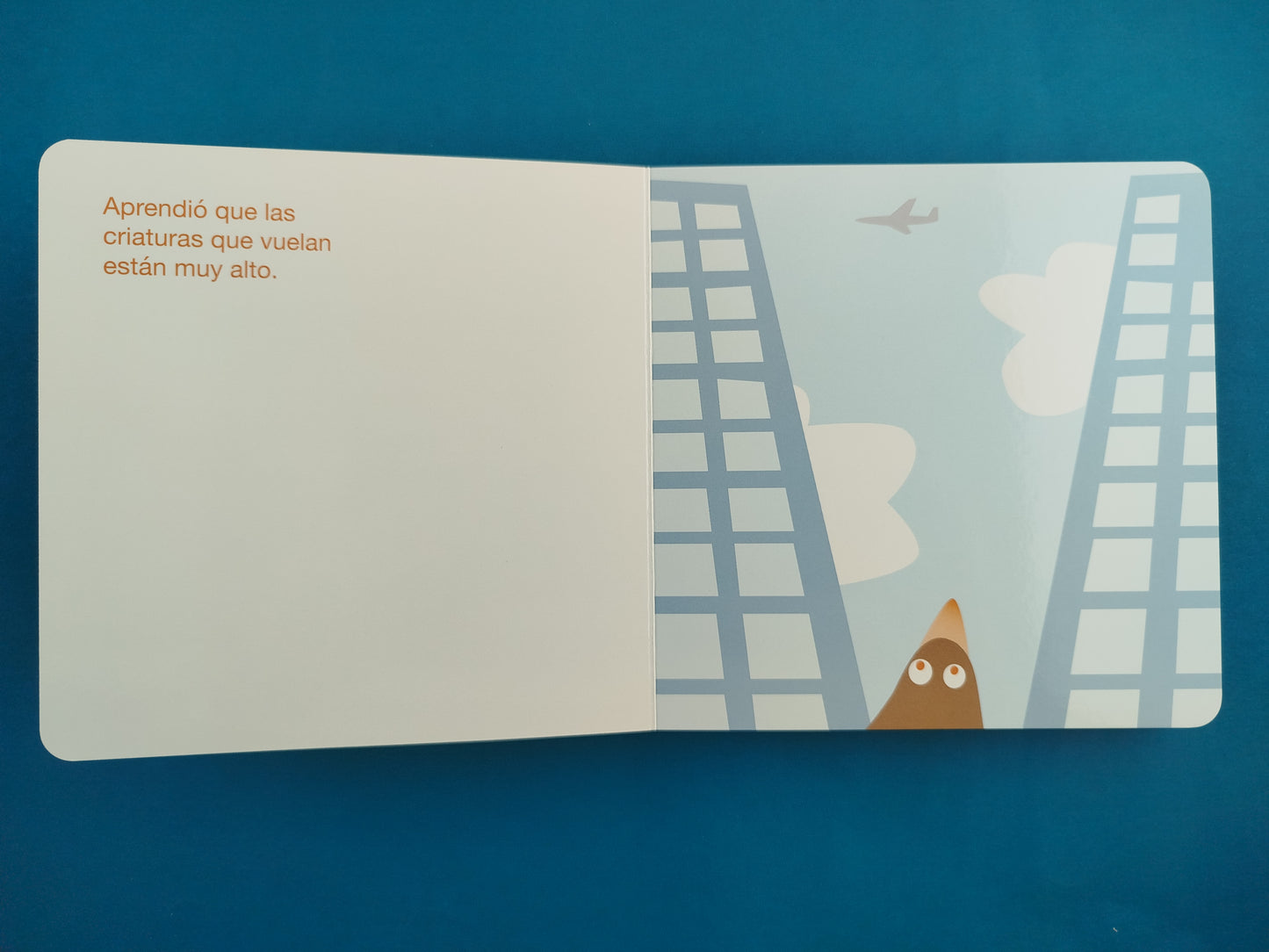 Afuera. (OTO, LOLA, PACO)