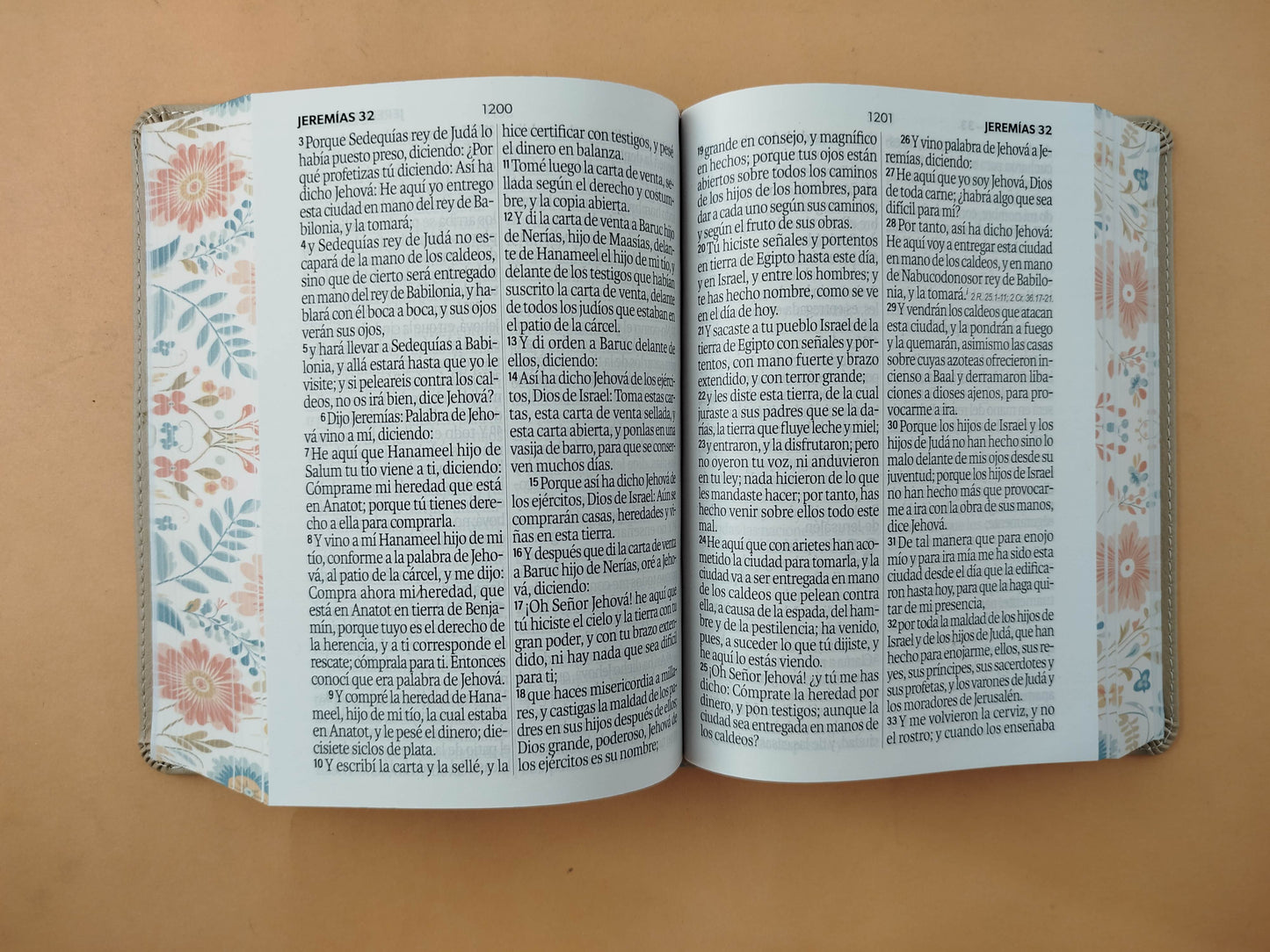 Biblia rvr 1960 letra grande beige flores - canto decorado sin cierre
