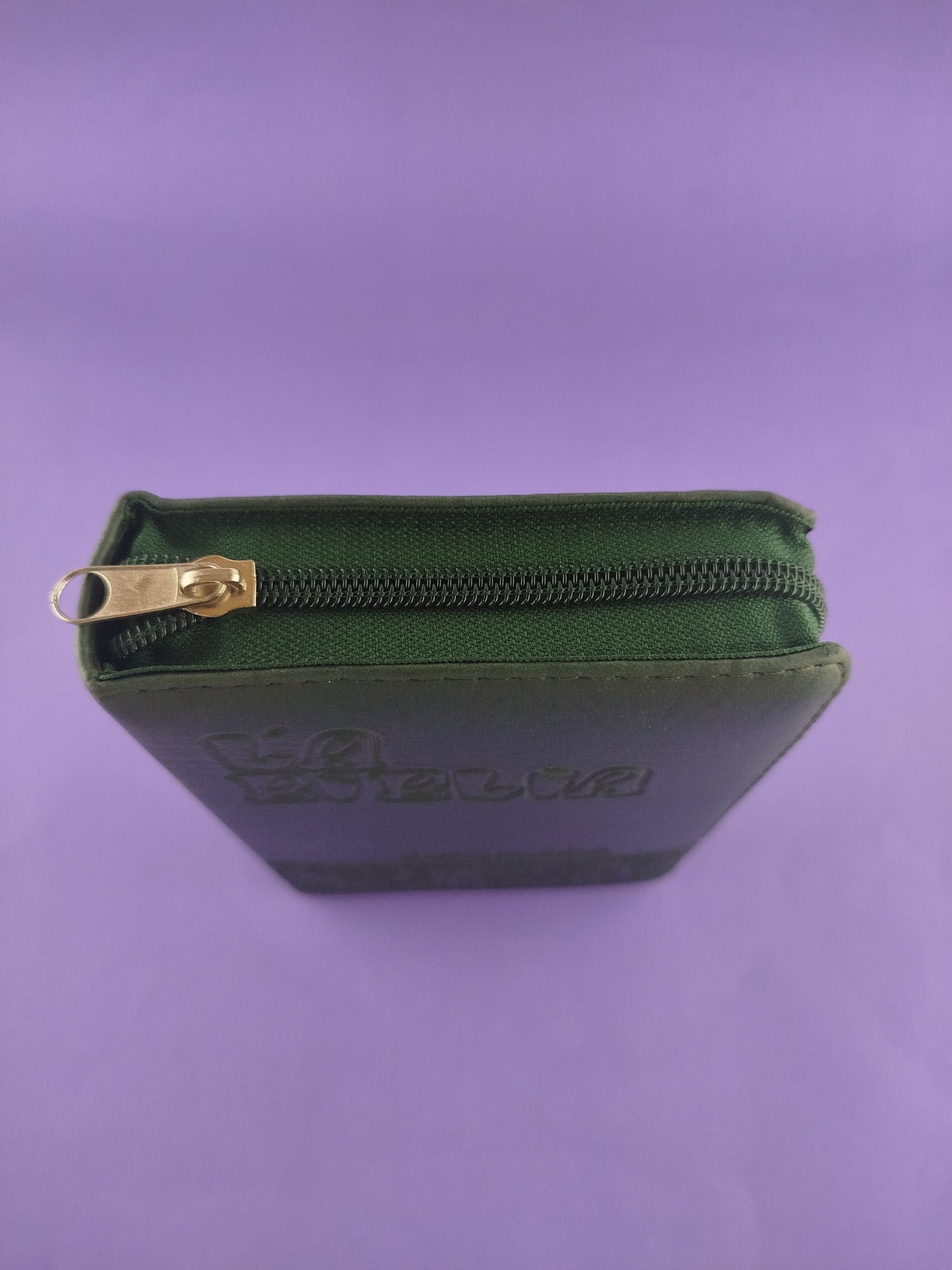 Biblia latinoamericana pequeña con cierre verde