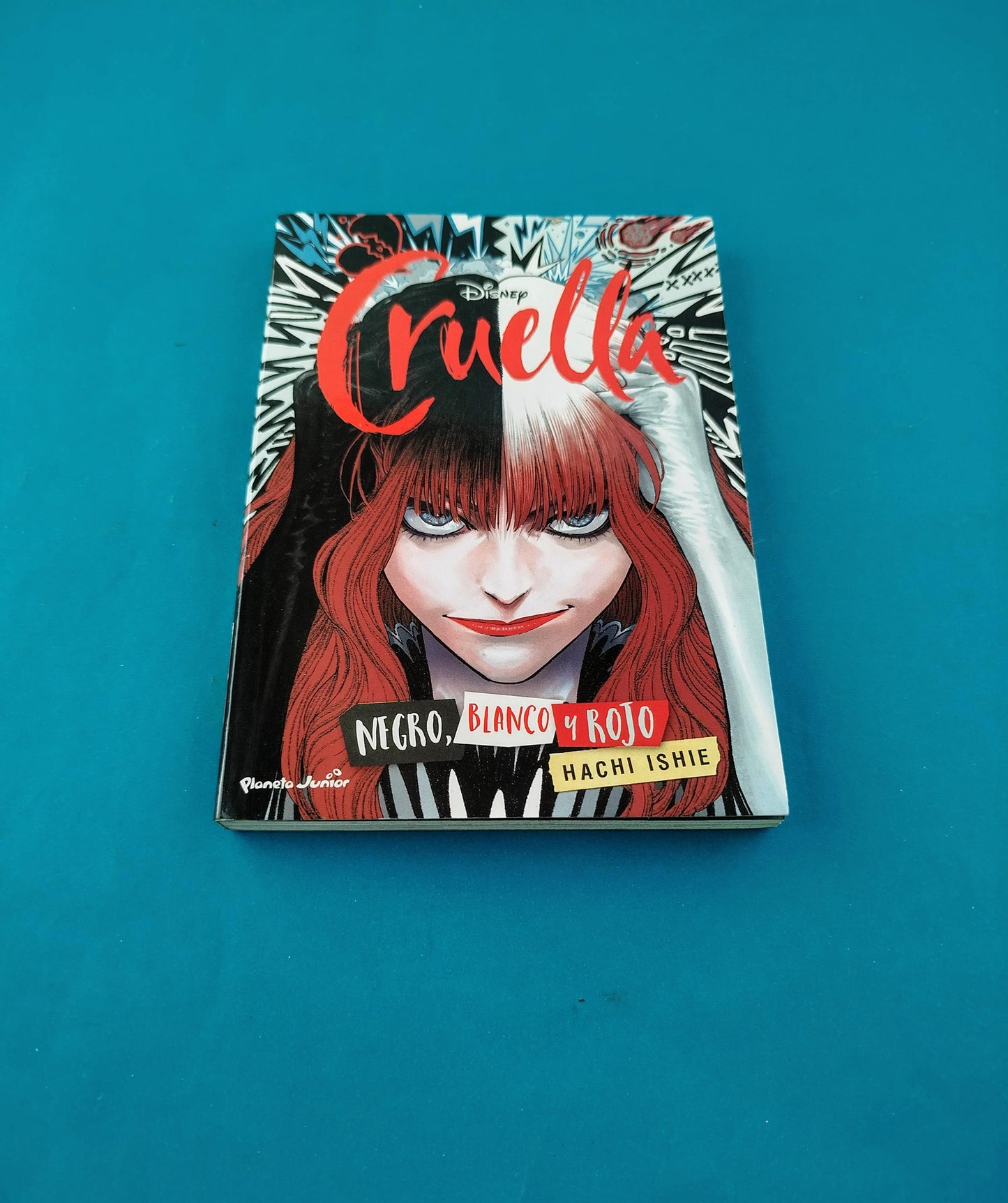Cruella Negro, blanco y rojo