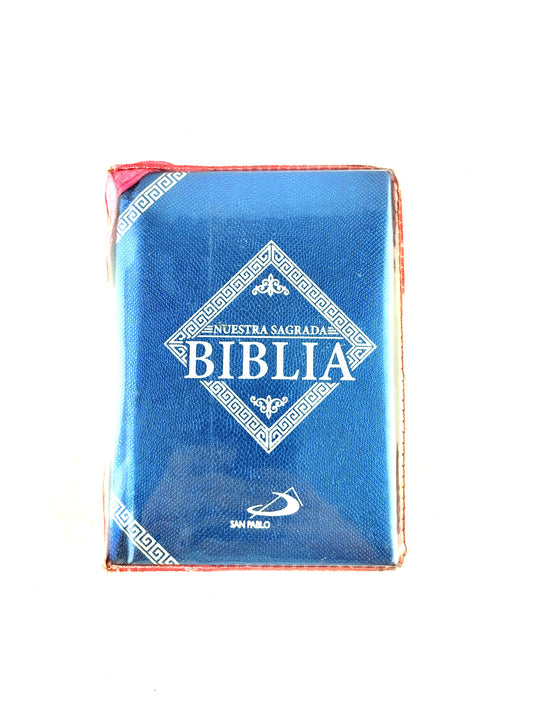 Nuestra sagrada biblia azul letra pequeña