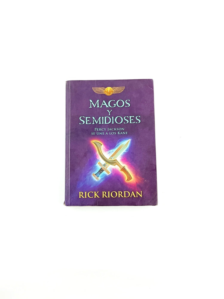 Magos y semidioses by Rick Riordan