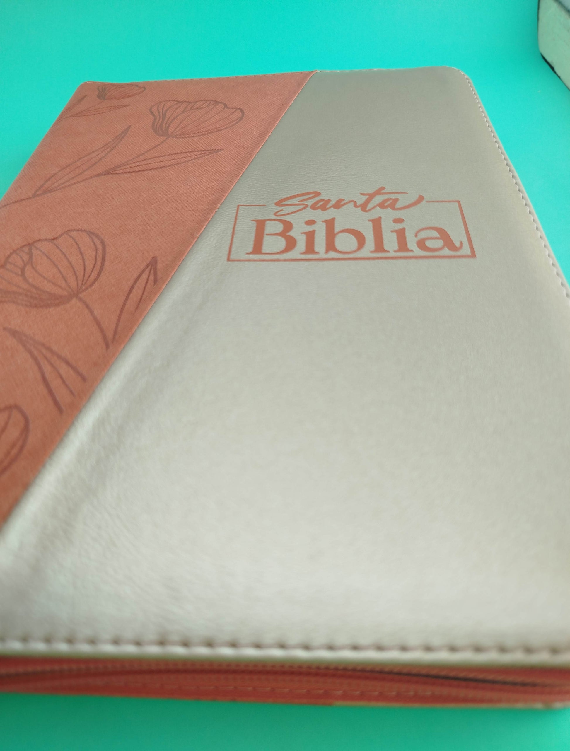 Biblia Letra gigante naranja champagne borde blanco con cierre by Reina Valera 1960