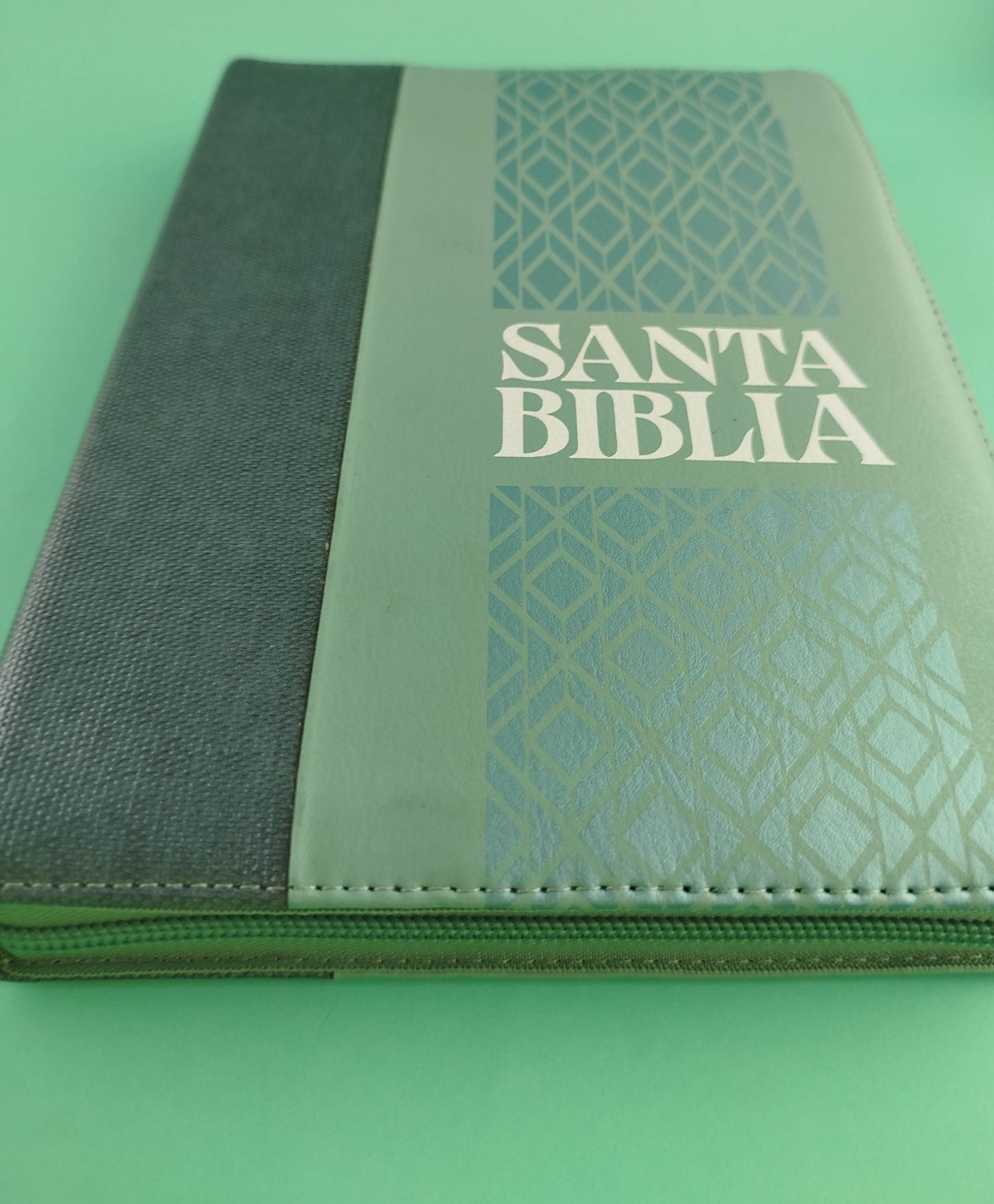 Biblia Letra gigante verde menta borde blanco con cierre