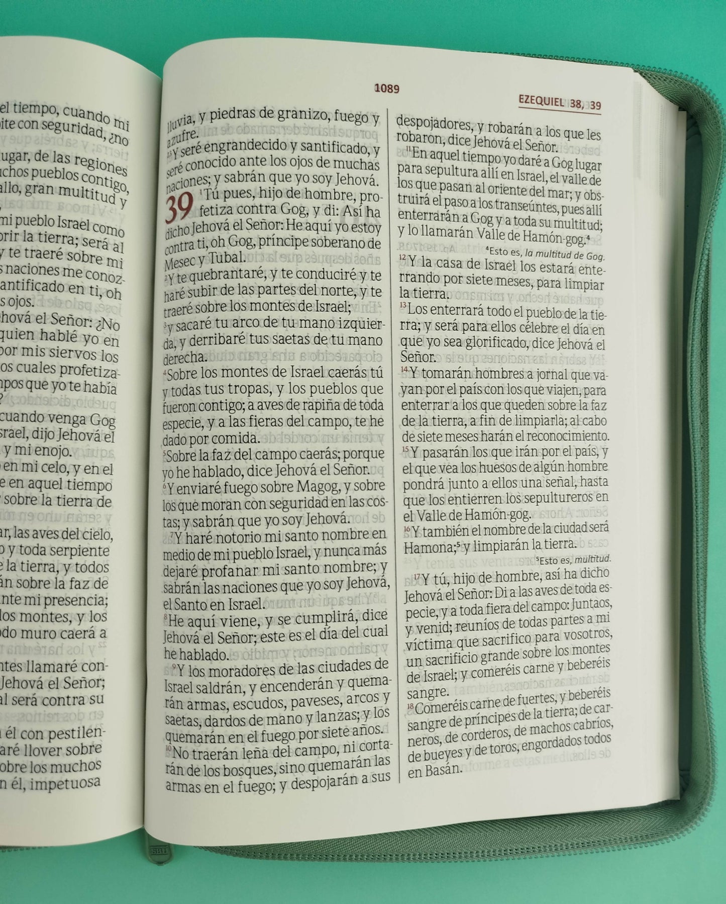 Biblia Letra gigante verde menta borde blanco con cierre