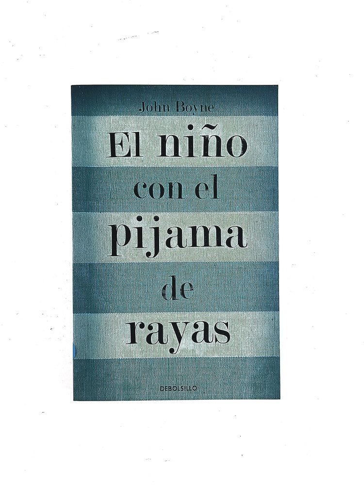 El niño con el pijamas de rayas