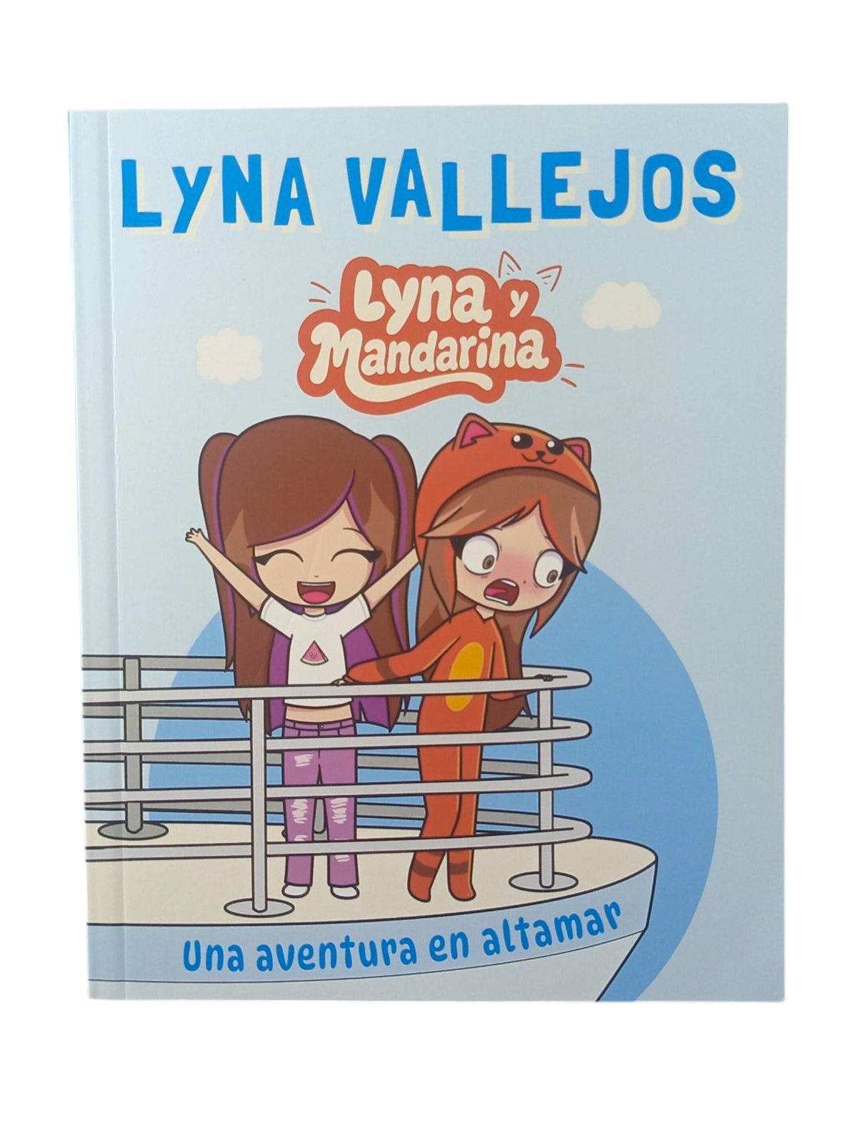 Lyna y mandarina by Lyna Vallejos
