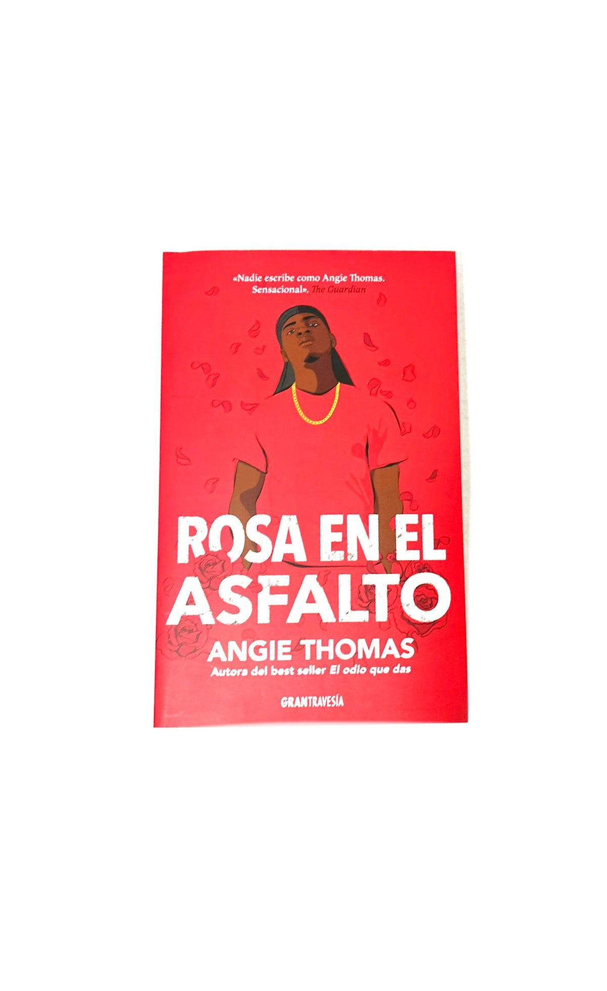 Rosa en el asfalto by Angie Thomas