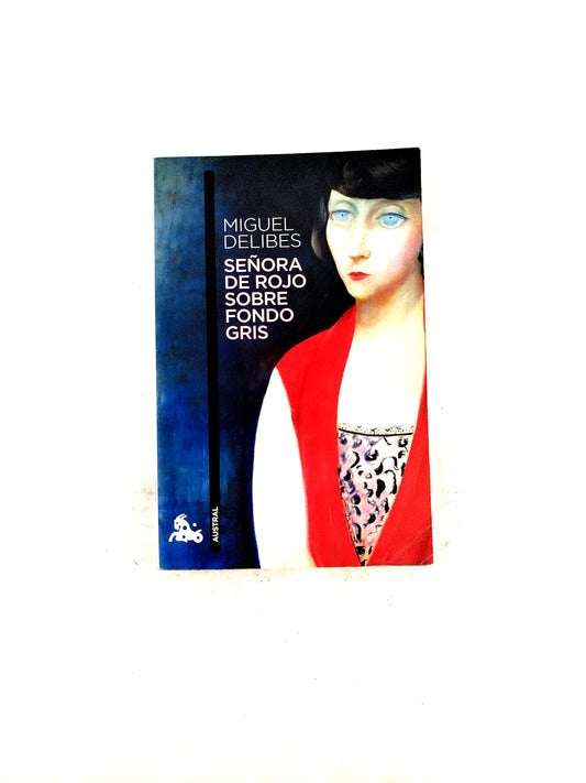 Señora de rojo sobre fondo gris