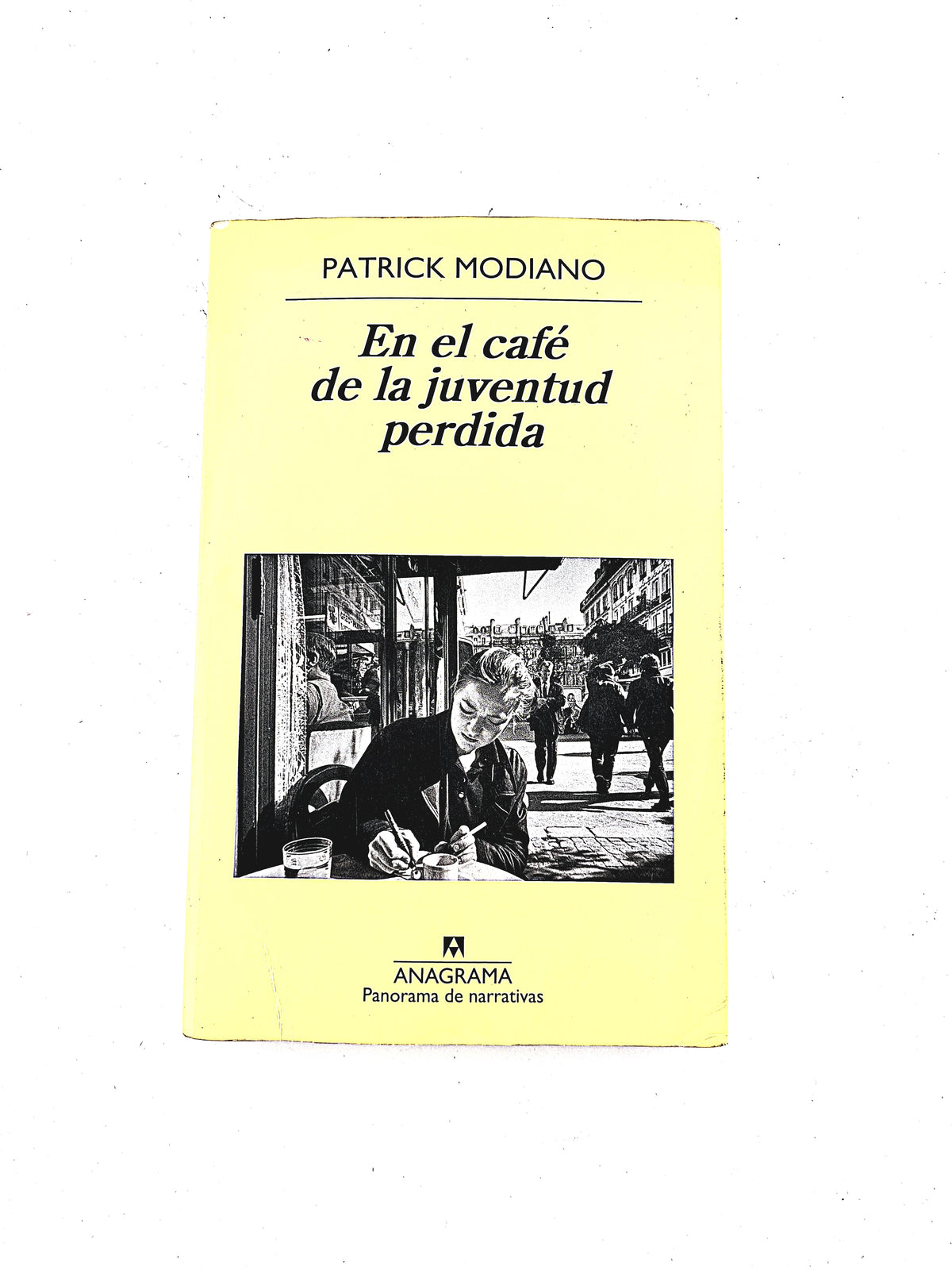 En el café de la juventud perdida by Patrick Modiano