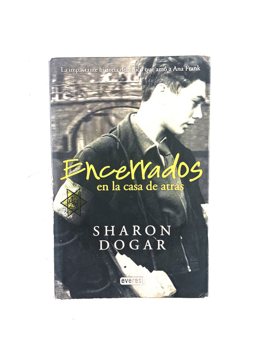 Encerrados en la casa de atrás by Sharon Dogar
