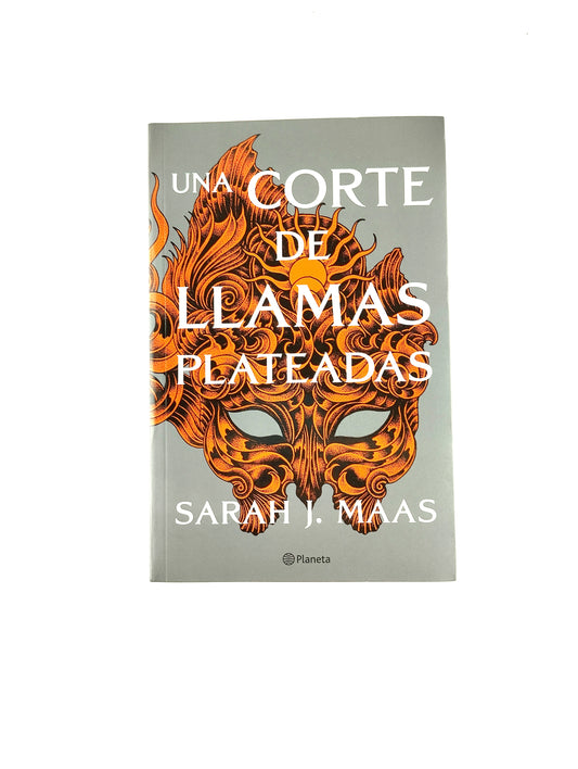 Una corte de llamas plateadas