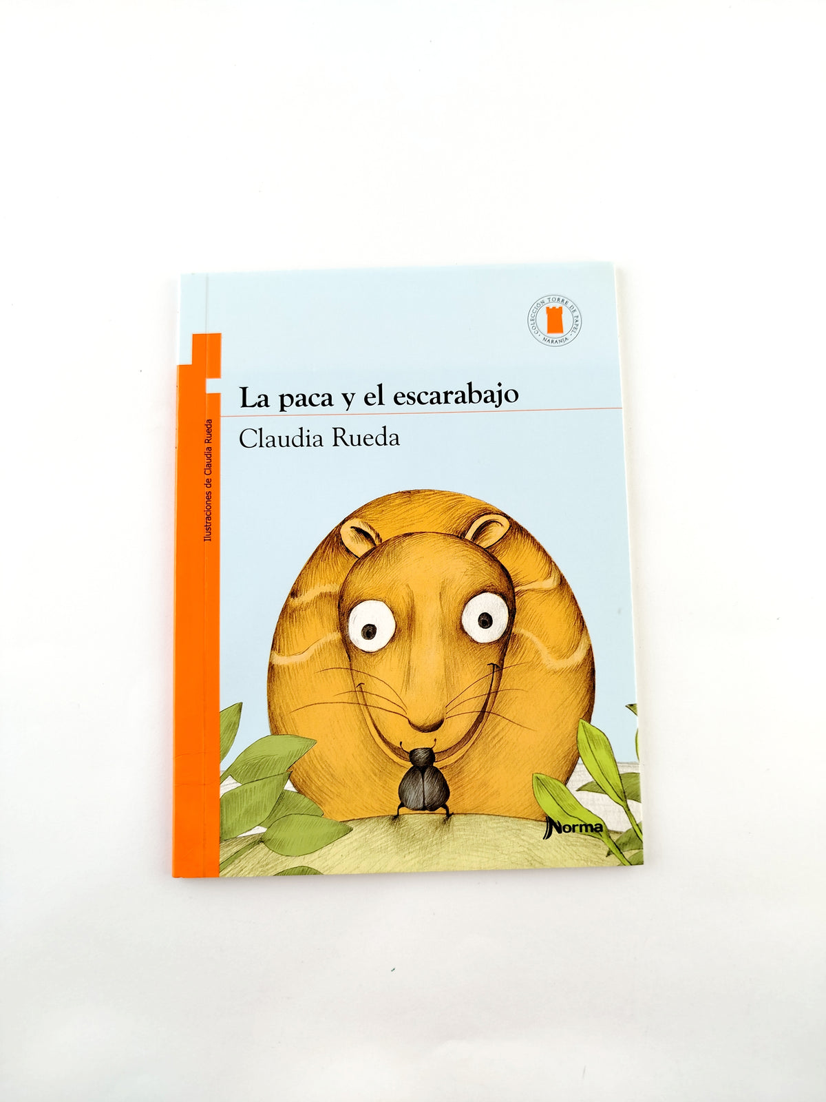 La paca y el escarabajo libro by Claudia Rueda