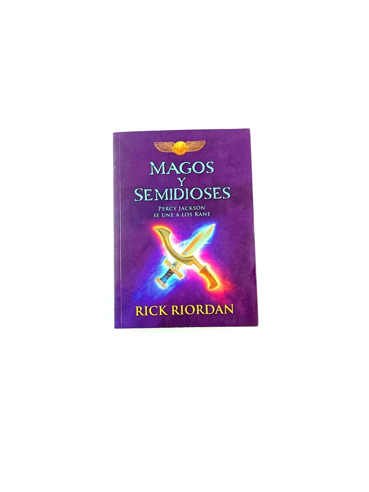 Magos y semidioses by Rick Riordan
