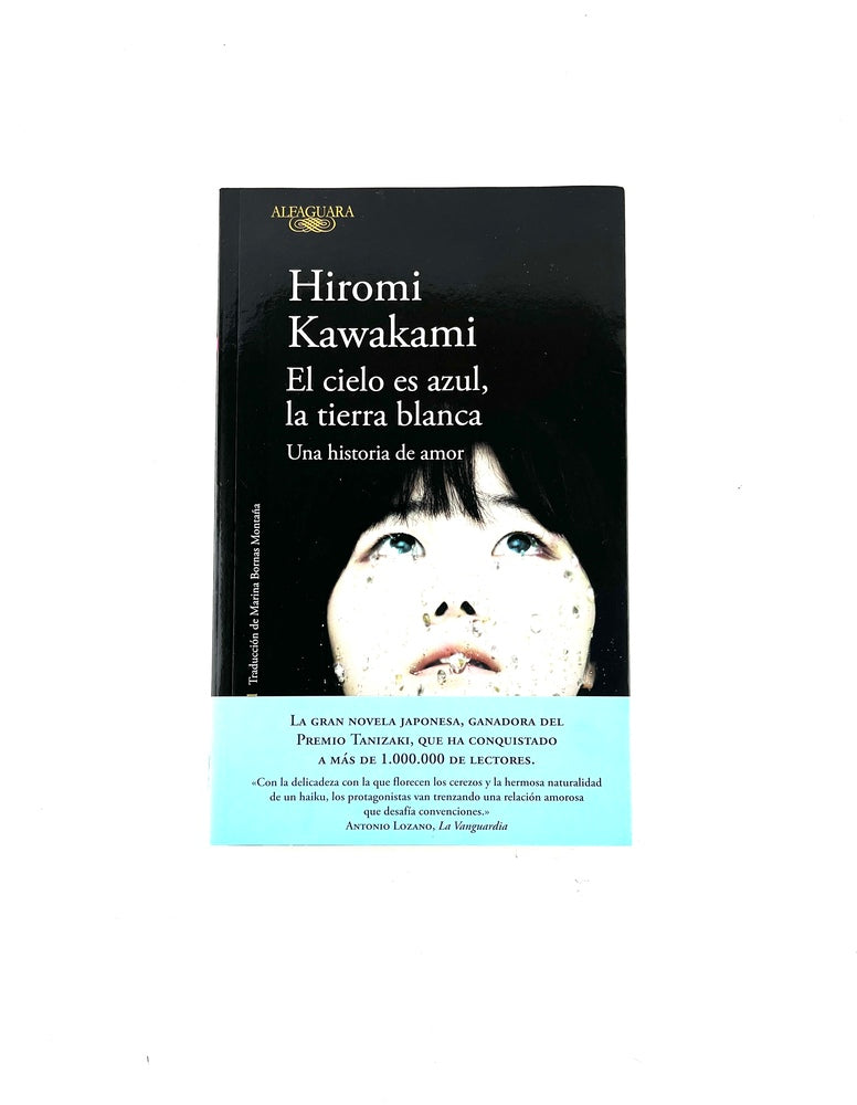 El cielo es azul, la tierra blanca by Hiromi Kawakami