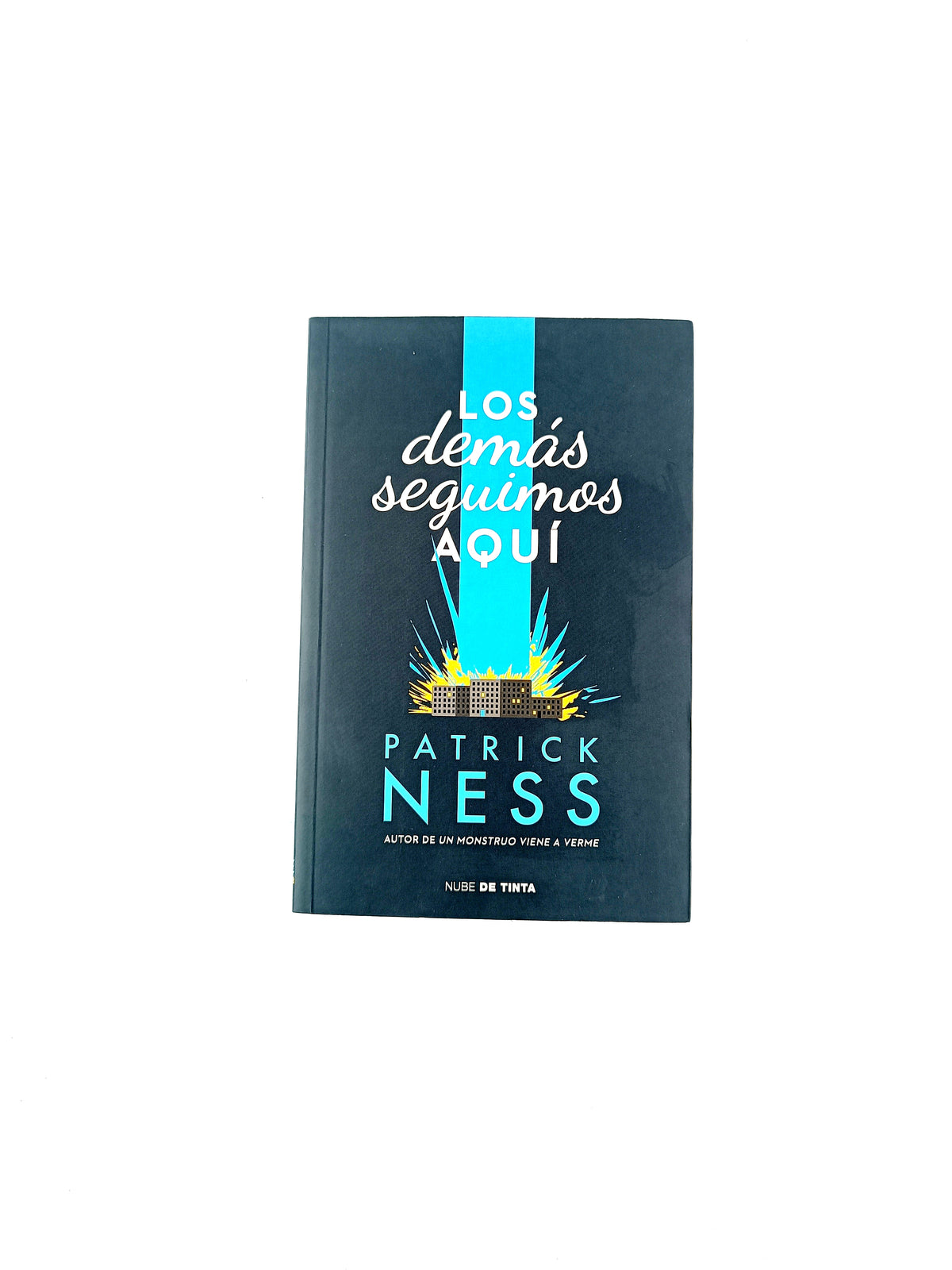 Los demas seguimos aqui by Patrick Ness