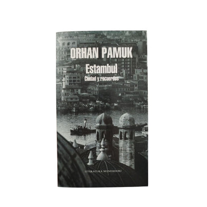 Estambul ciudad y recuerdos by Orhan Pamuk