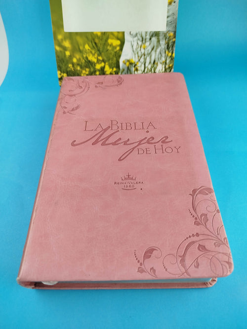 Biblia mujer de hoy RVR 60 rosada canto plateado by Reina Valera 1960