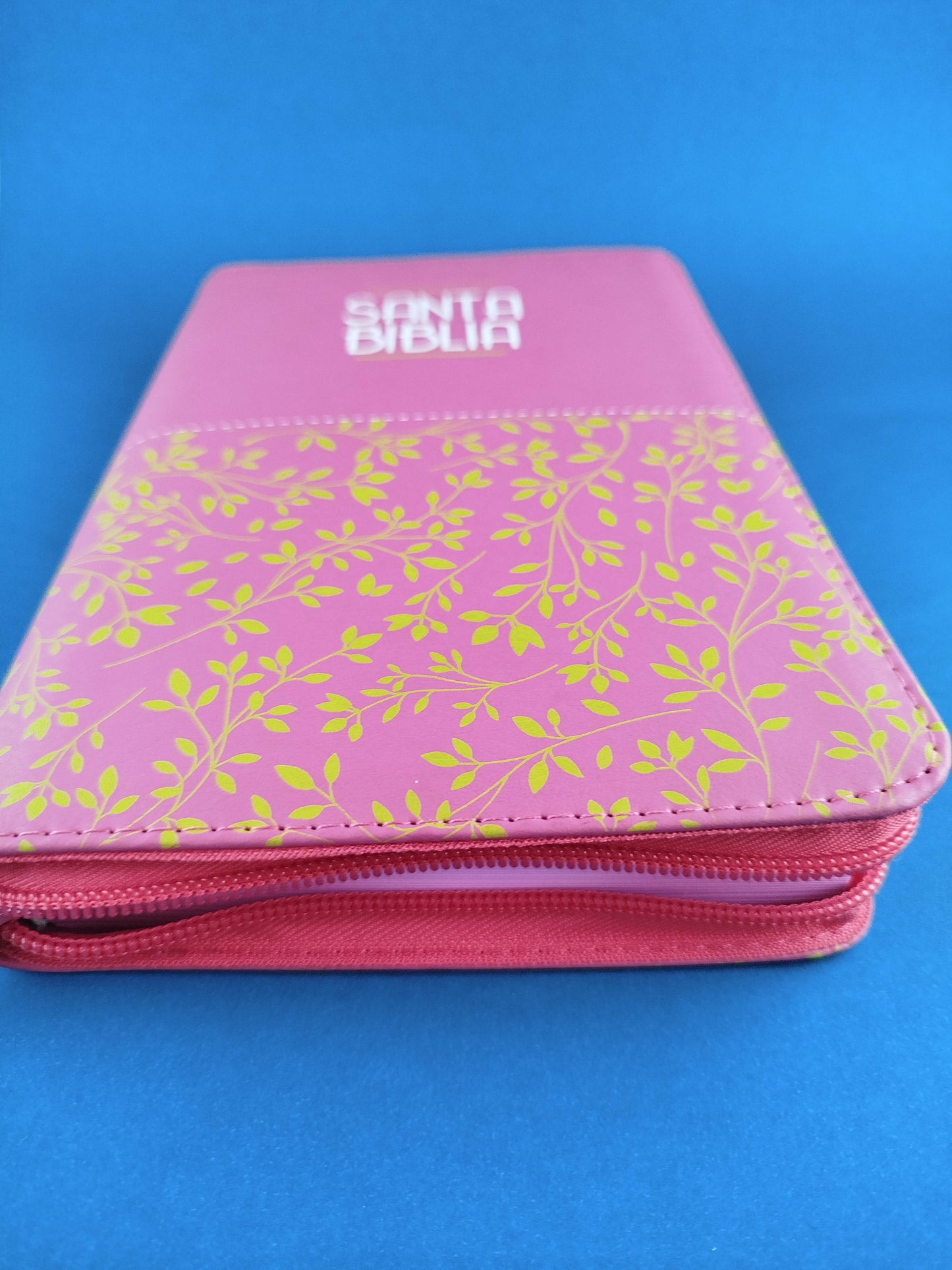 Biblia letra grande promoción fucsia flores