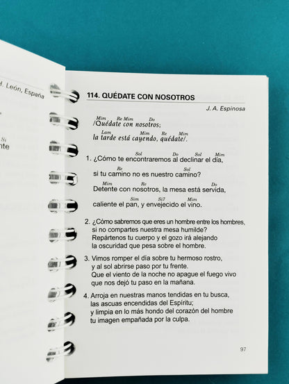 Himnario católico con notas pequeñas