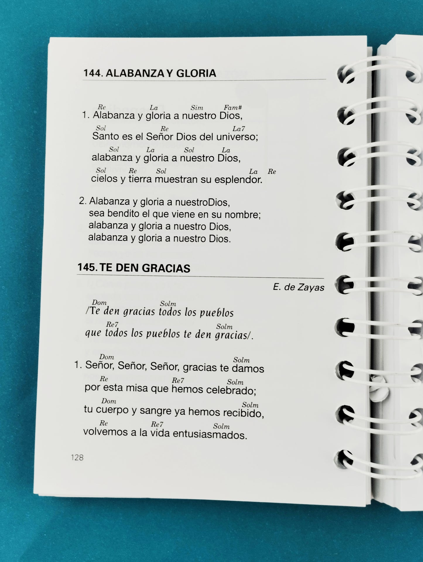 Himnario católico con notas pequeñas