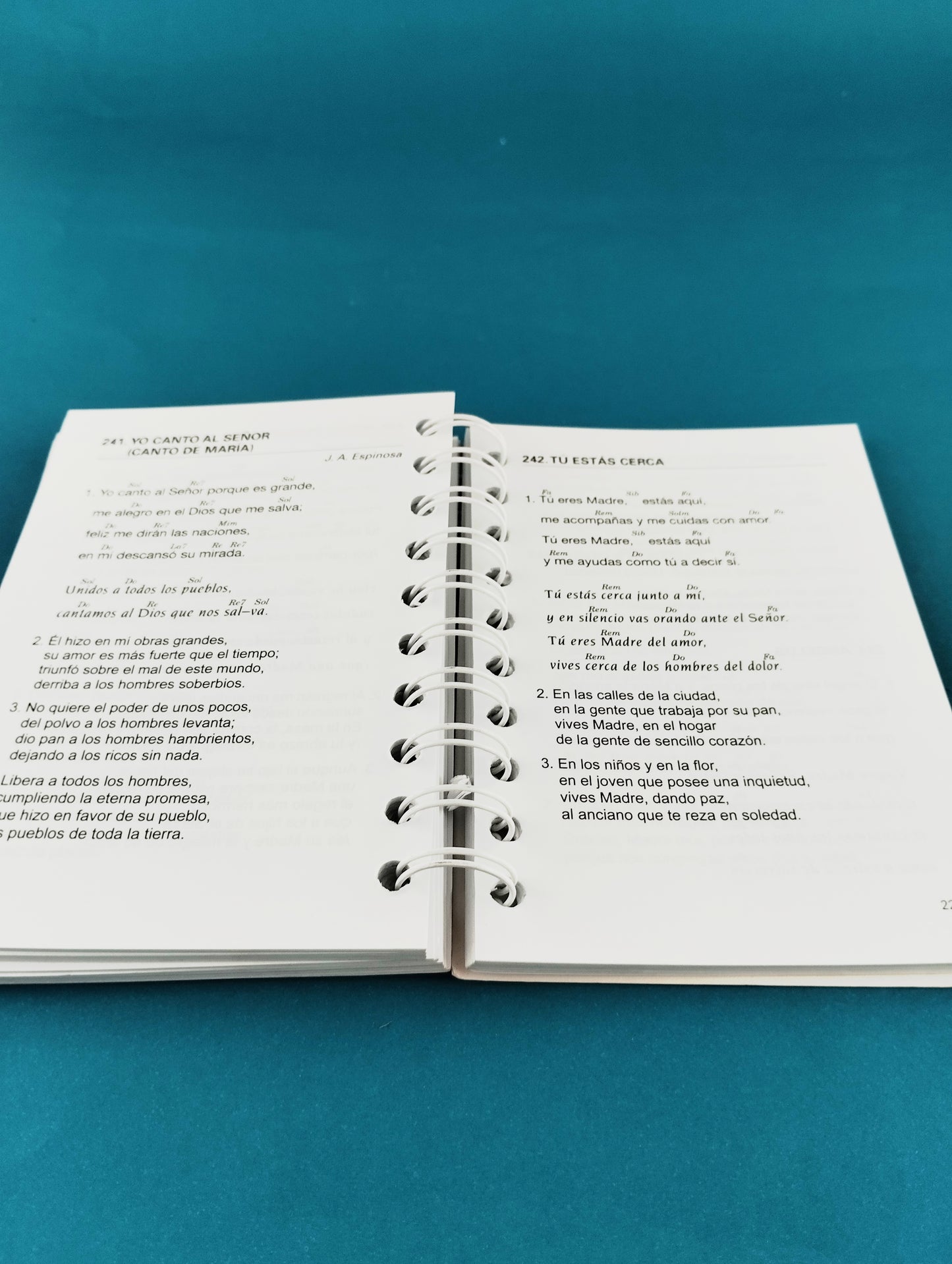 Himnario católico con notas pequeñas