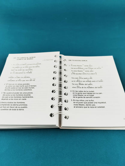 Himnario católico con notas pequeñas