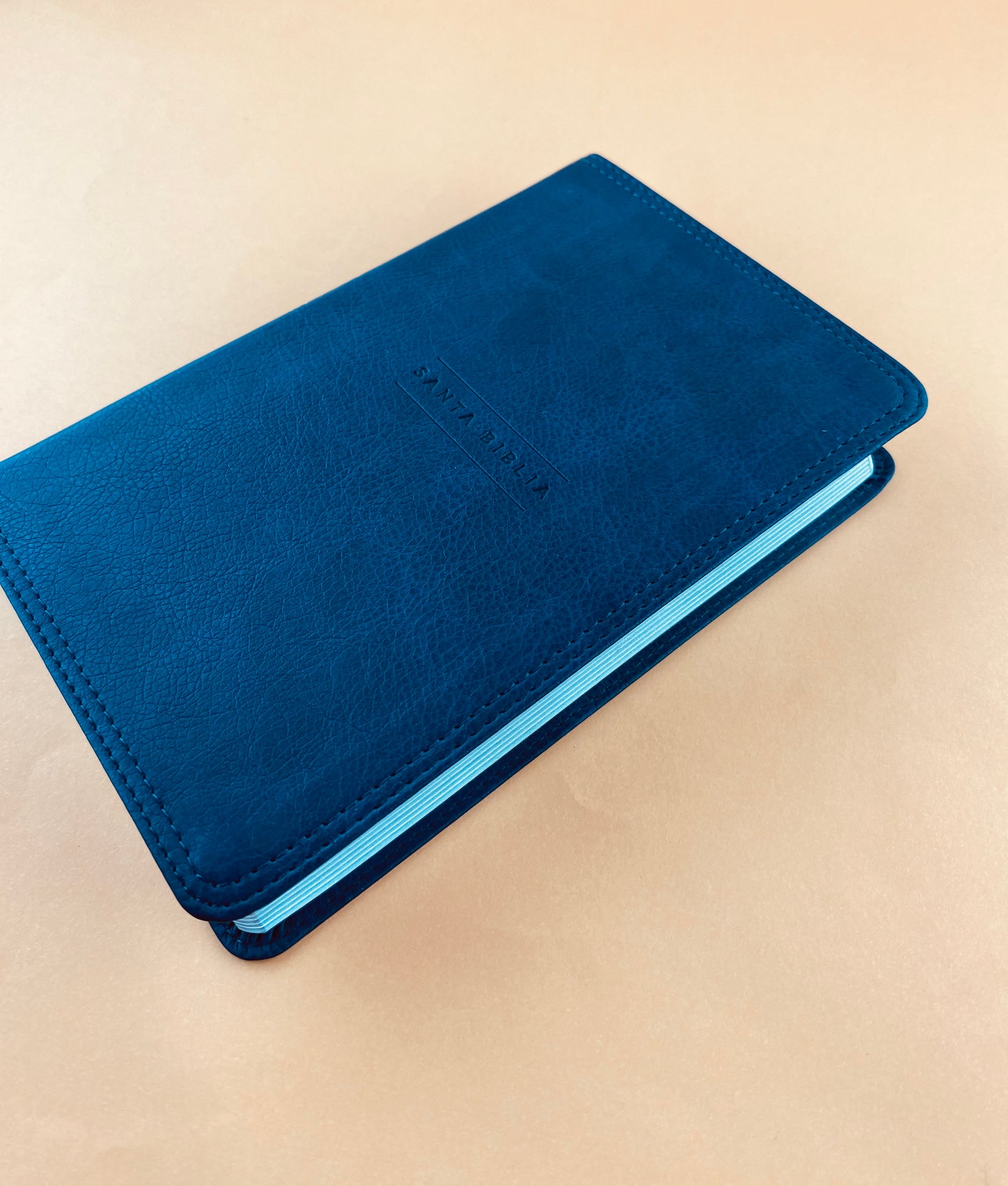 Biblia NVI 2022 ultra fina tamaño compacto azul marino by Nueva versión internacional