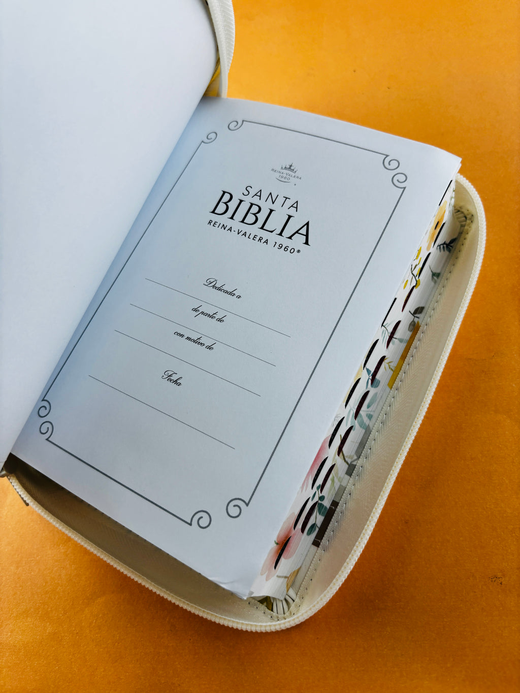 Biblia rvr 1960 blanca-flores letra grande con cierre e índice canto decorado by Reina Valera 1960