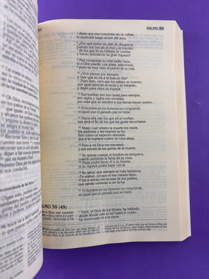 Biblia Latinoamérica Tapa Blanda roja by Latinoamérica