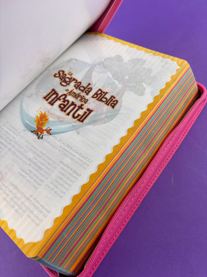 Sagrada biblia de américa infantil estuche fucsia by Biblia de América