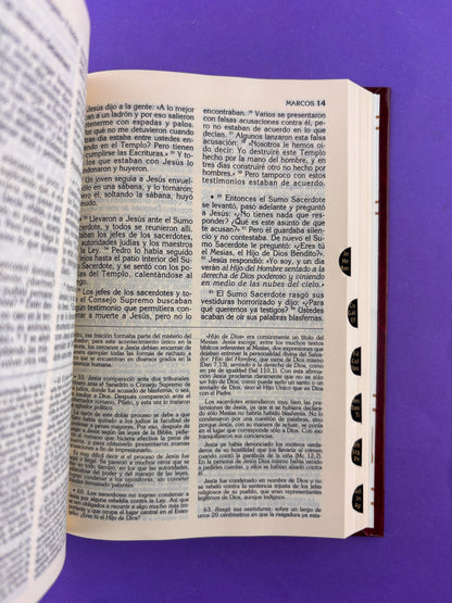 Biblia latinoamérica pequeña tapa dura vinotinto con índice by Latinoamérica