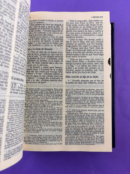 Biblia latinoamérica pequeña tapa dura azul con índice by Latinoamérica