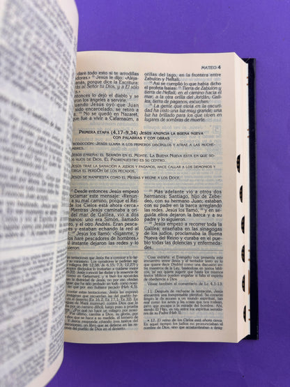 Biblia latinoamérica pequeña tapa dura azul con índice by Latinoamérica