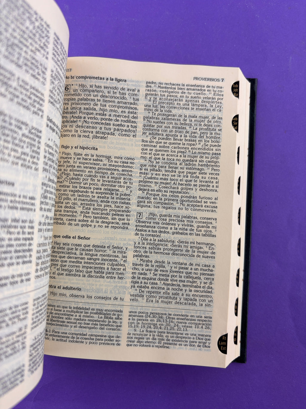 Biblia latinoamérica pequeña tapa dura verde con índice by Latinoamérica