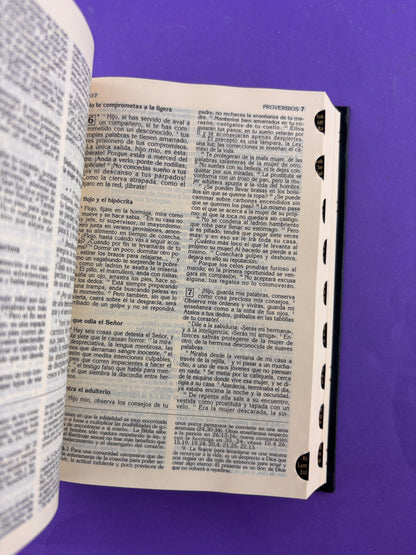 Biblia latinoamérica pequeña tapa dura verde con índice by Latinoamérica