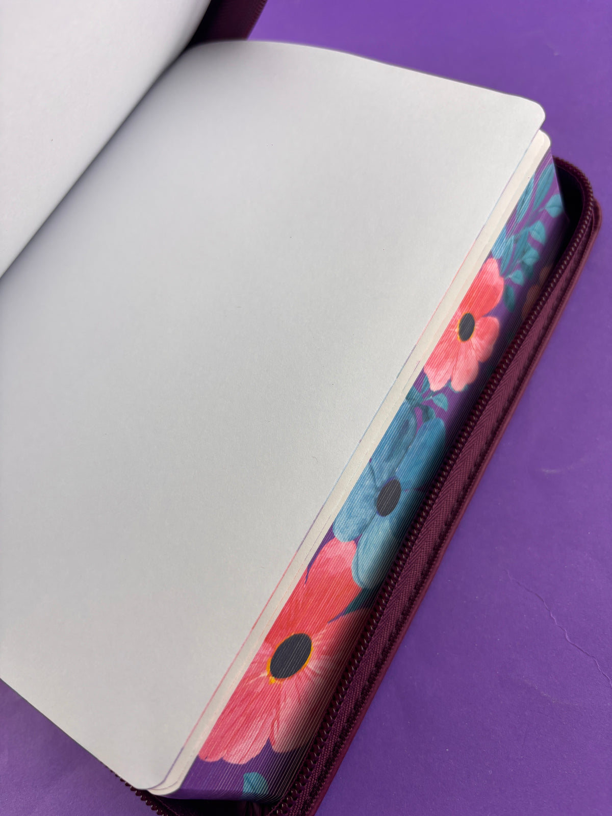 Sagrada biblia de américa colección estuche morada/flores by Biblia de América