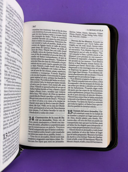 Sagrada biblia de américa colección estuche verde olivo by Biblia de América