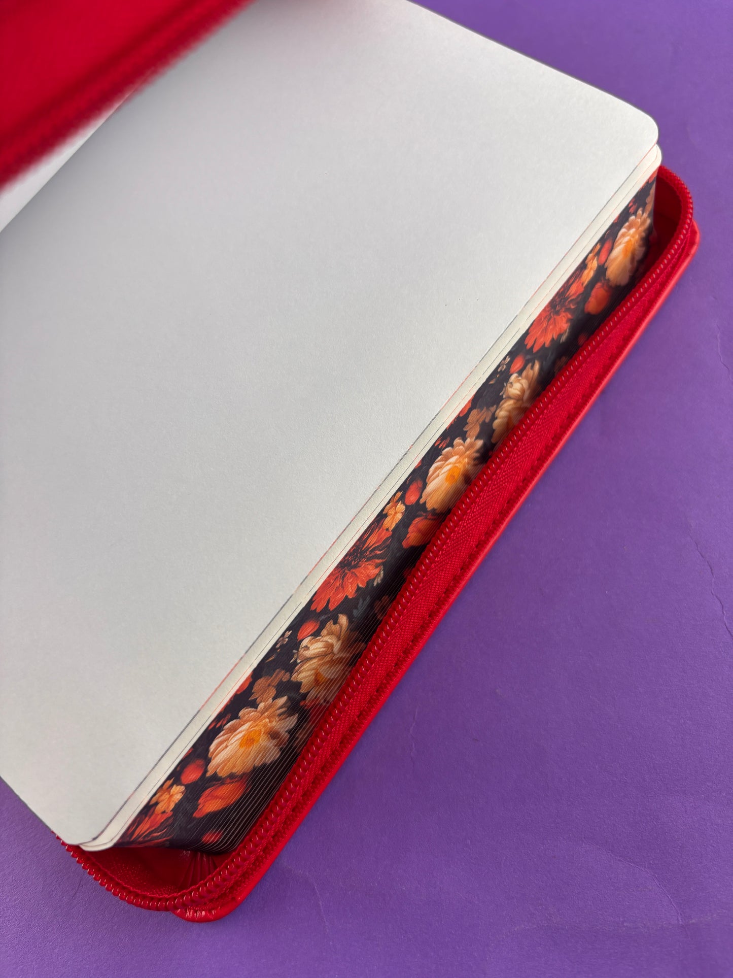 Sagrada biblia de américa colección estuche roja/flores by Biblia de América