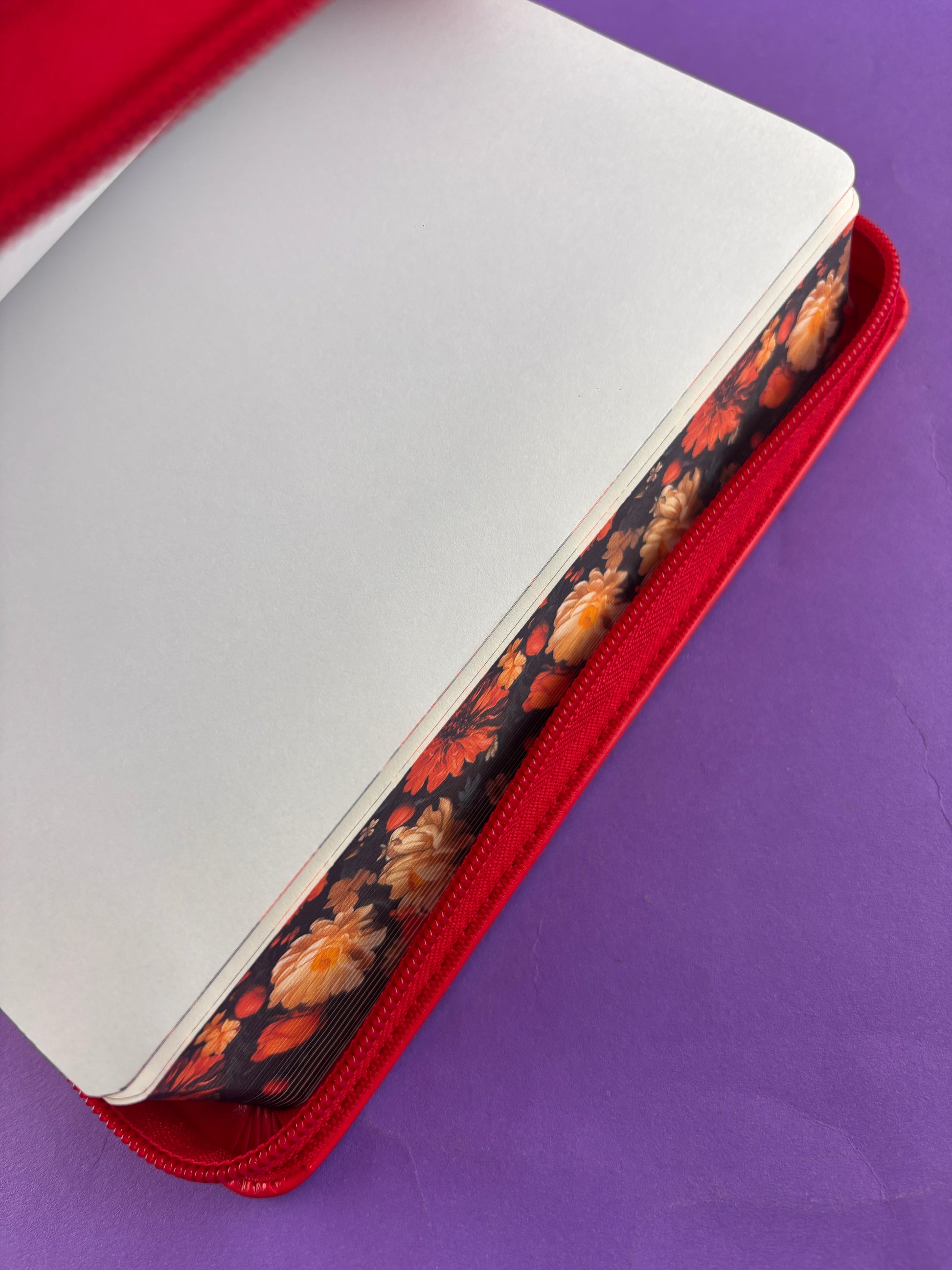 Sagrada biblia de américa colección estuche roja/flores by Biblia de América