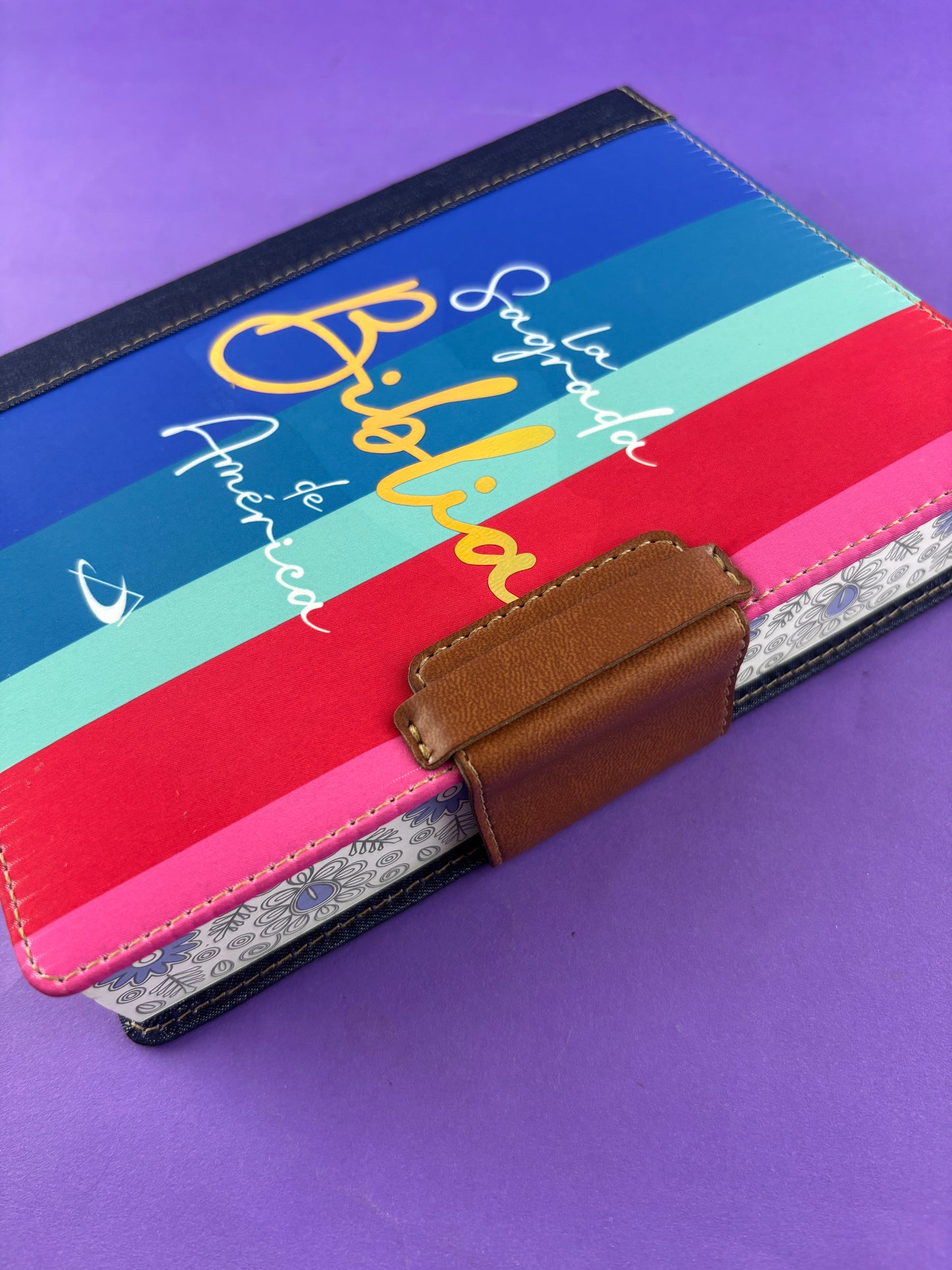 Sagrada biblia de américa franjas de colores de lujo con broche by Varios